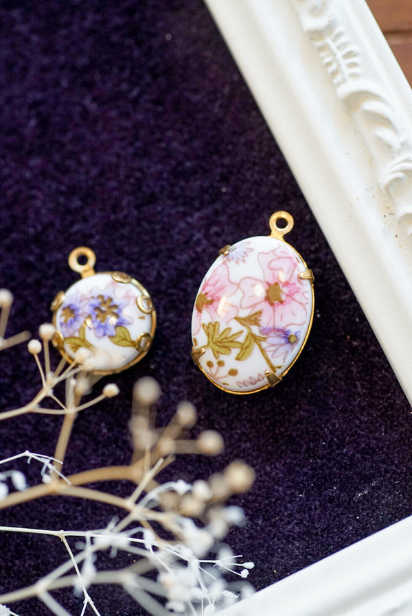 ピンクや紫の花が咲き誇るカボション