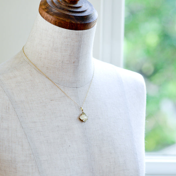 季節のアクセサリーと、新緑のグリーンたち*ヴィンテージパーツ入荷日記