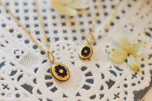 イベントでも人気のフラワースターネックレスセット