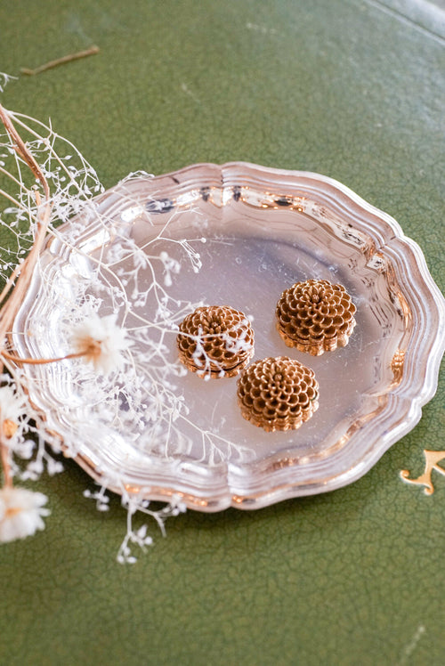 まるでダリアを思わせる繊細な造形