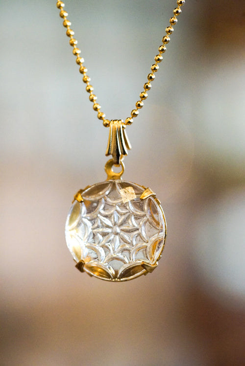 フィグリーレースの繊細なインタリオ