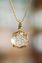 フィグリーレースの繊細なインタリオ