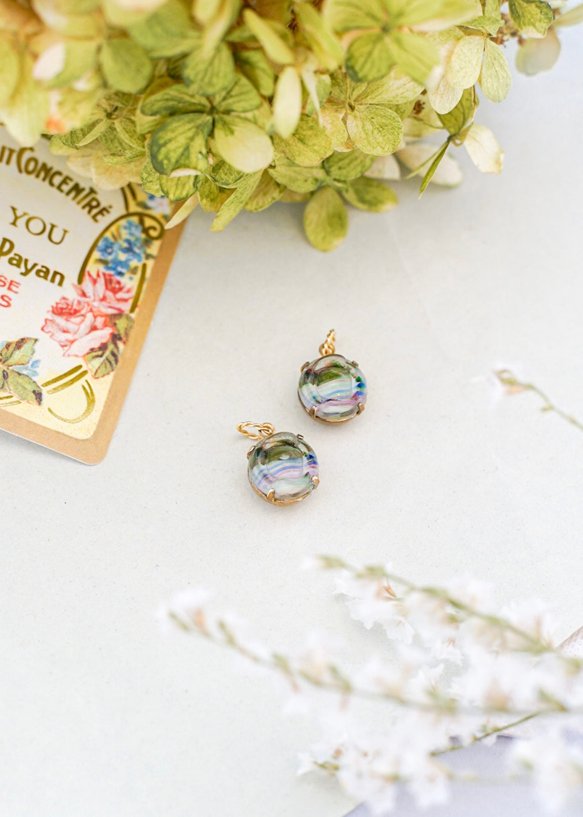 優しく大人らしいアイリスペンダント