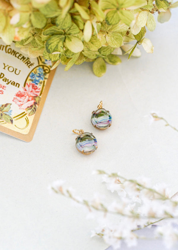 優しく大人らしいアイリスペンダント