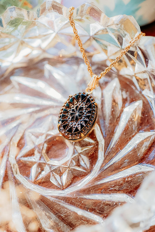 アールデコ調のペンダントトップ