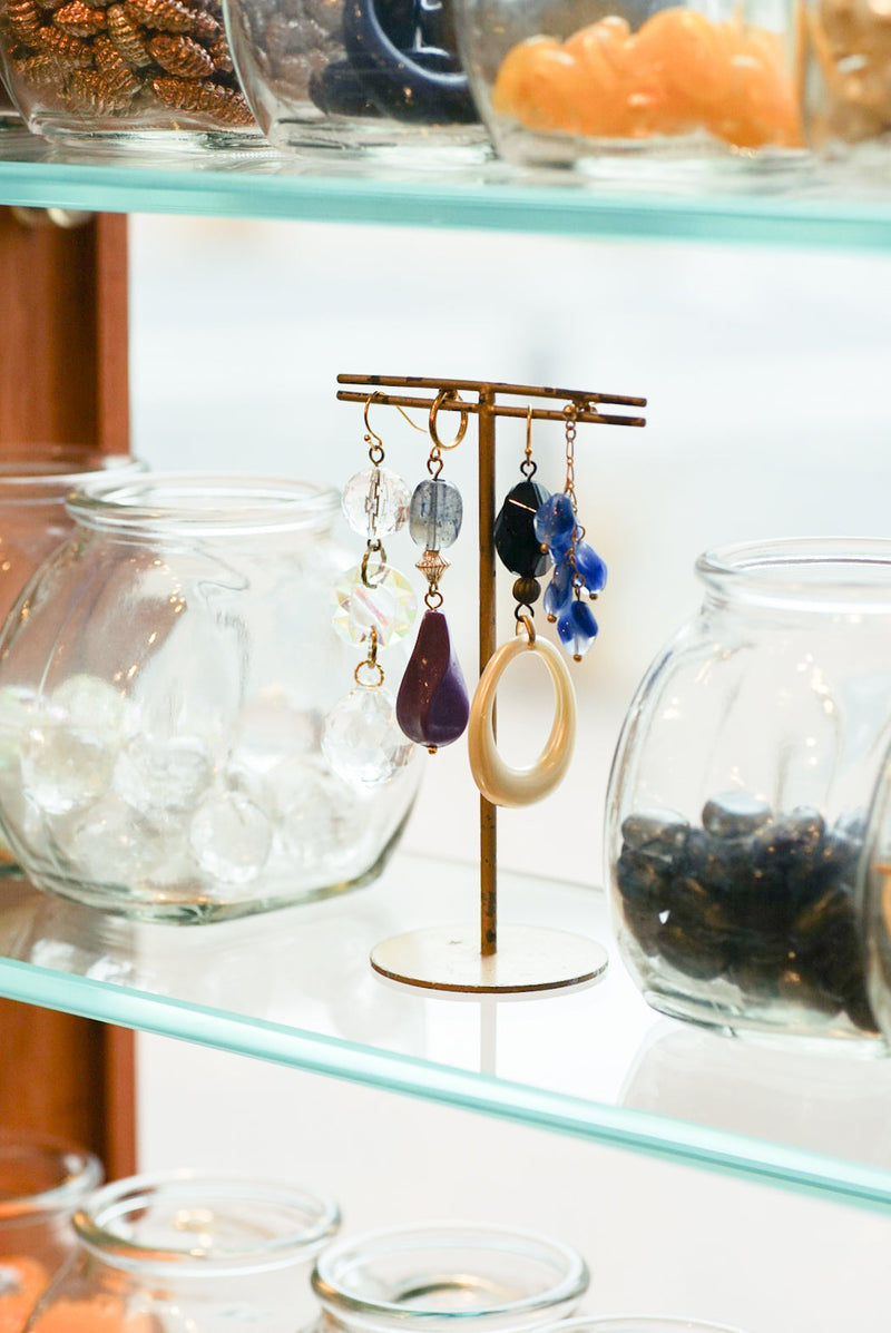 ヴィンテージアクリルパーツの魅力。繋げて楽しむイヤリングの仕立て