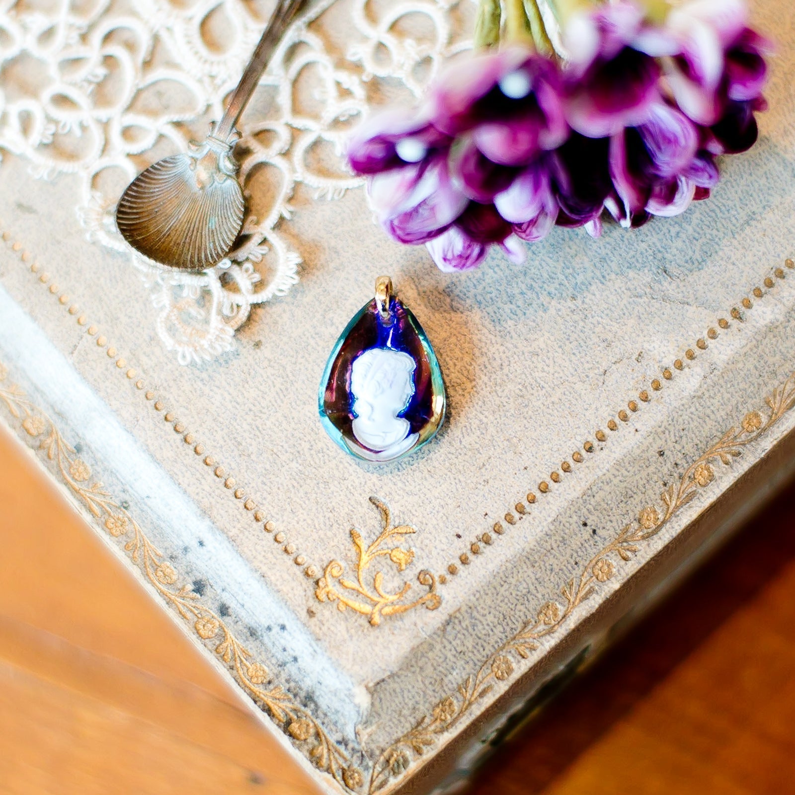 神秘的なインタリオペンダント。ヨーロッパ・ヴィンテージならではの繊細なレアガラス