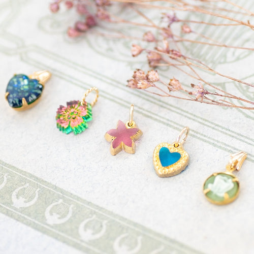 クリスマスにおすすめのヴィンテージペンダントパーツの色彩と物語