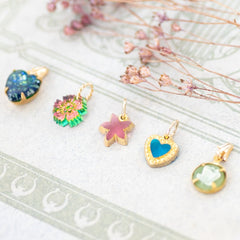 クリスマスにおすすめのヴィンテージペンダントパーツの色彩と物語