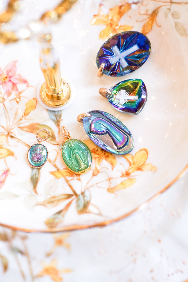 祈りと輝きが胸元に宿る　ヴィンテージガラスのペンダントトップ