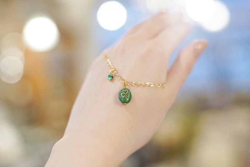 三つ葉のクローバー（シャムロック）でお祝い