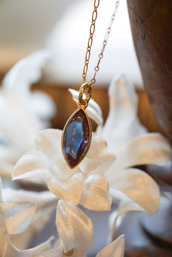 パープルの光が優しく揺れる