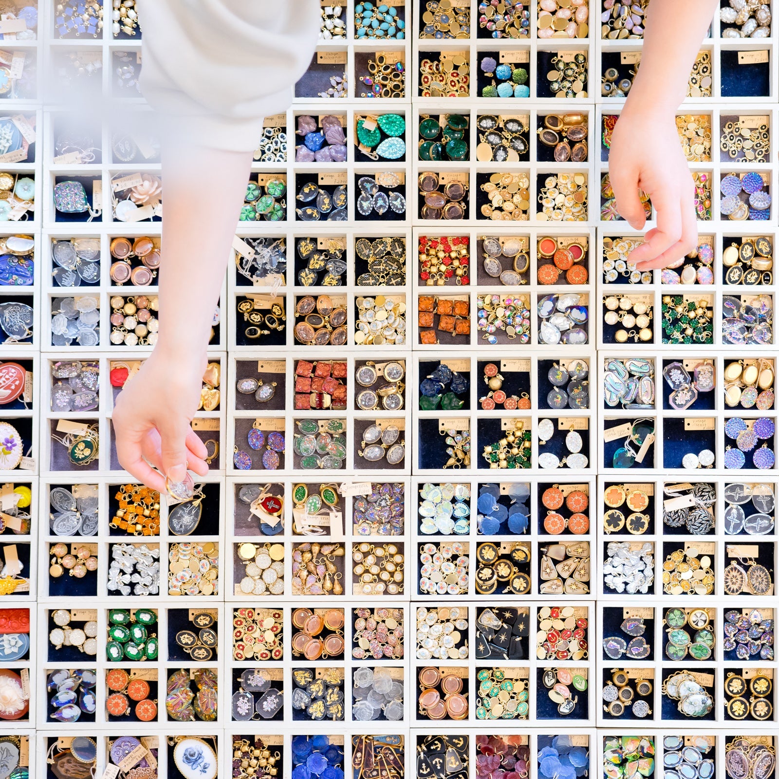 旅するヴィンテージ ‐2025年、各地の蚤の市で愛されたペンダントたち‐