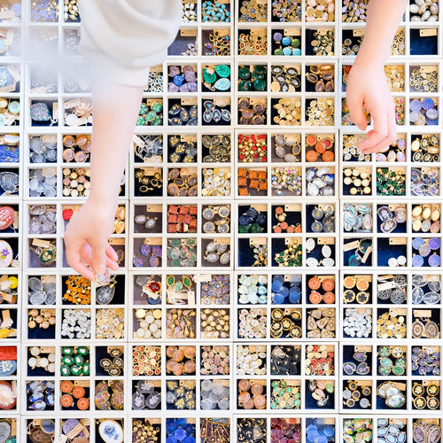 旅するヴィンテージ ‐2025年、各地の蚤の市で愛されたペンダントたち‐